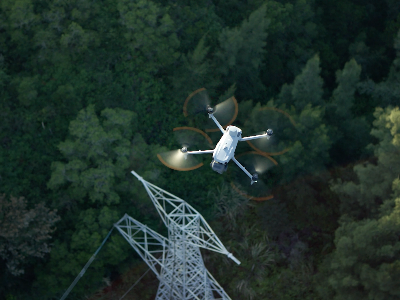 Drone Matrice 4E voando sobre uma grande área rural